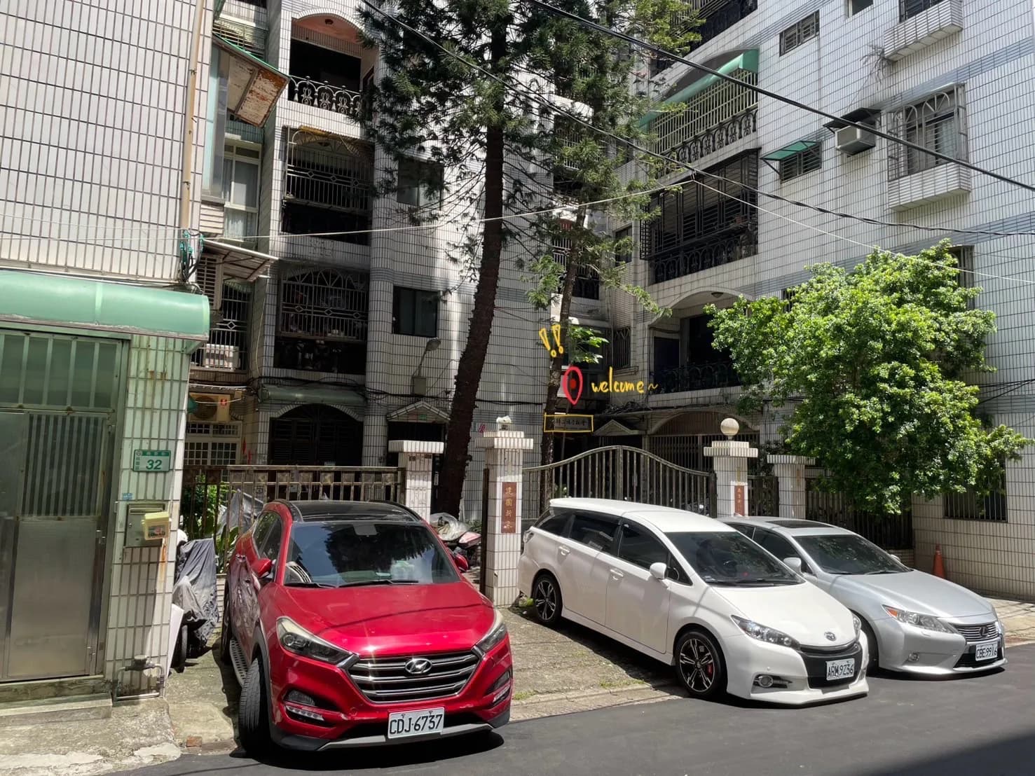 靠近教會入口的街景,照片以黃色箭頭標示前進方向