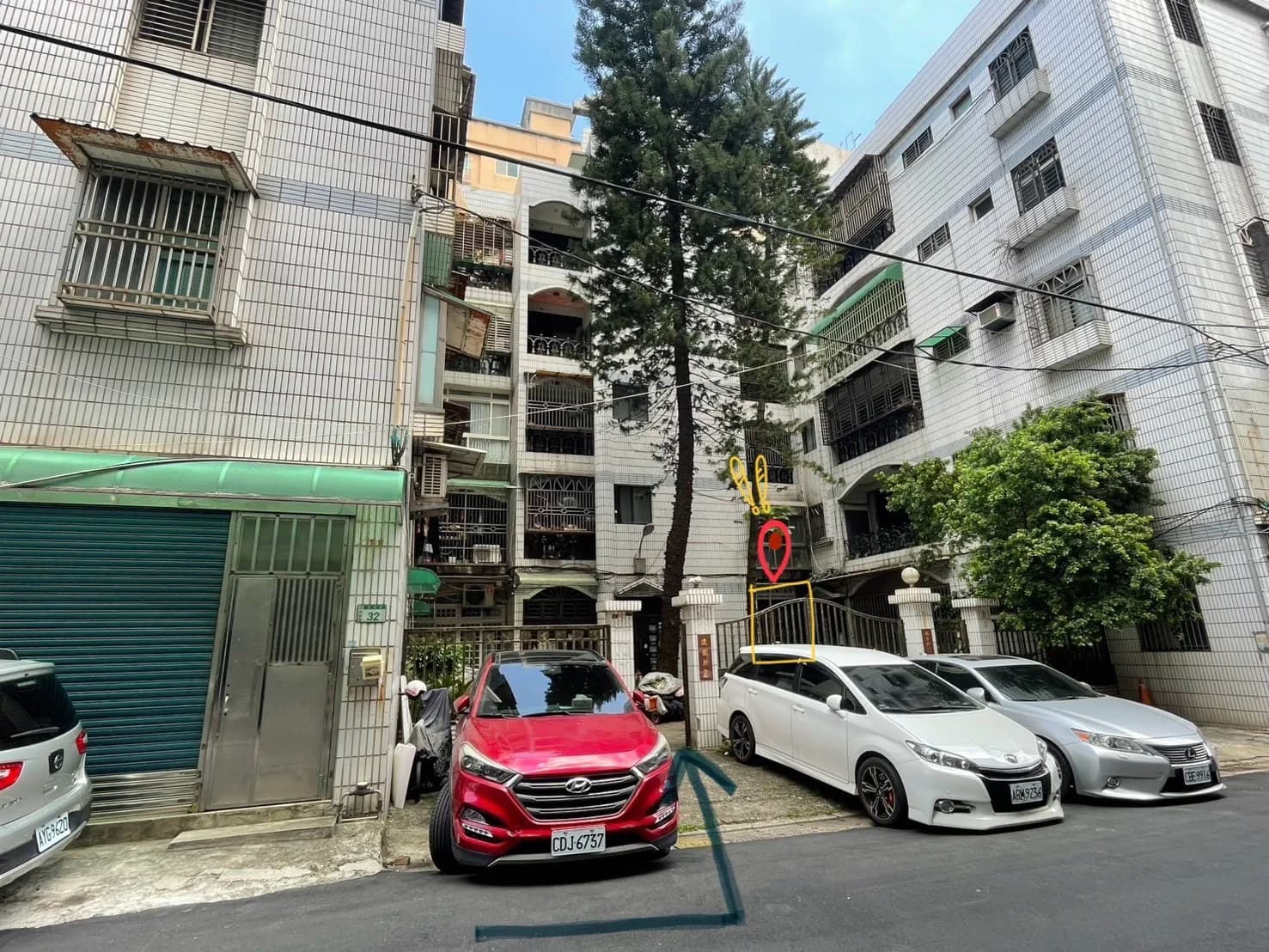 南京街上的教會入口遠景,照片以紅色定位標記入口